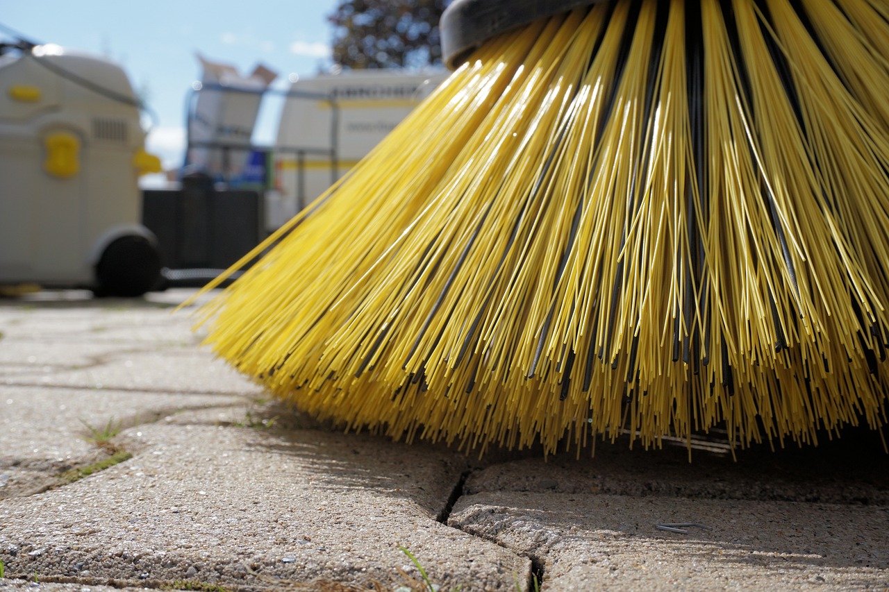 Mehr als ein Hausmeisterservice sweeper 1687444 1280 - Mehr als ein Hausmeisterservice